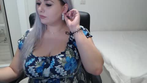 Snapshot of blue_eyes96 chatting on 10-24-25, 04:25 Juliet online show from 10-24-25, 04:25