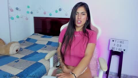 Snapshot of blue_petite chatting on 01-04-25, 04:00 Linda online show from 01-04-25, 04:00