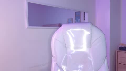 Snapshot of bluee_hazell chatting on 11-16-25, 11:27 online show from 11-16-25, 11:27