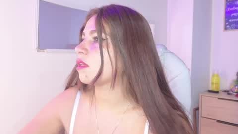 Snapshot of bluee_hazell chatting on 05-19-26, 12:33 online show from 05-19-26, 12:33