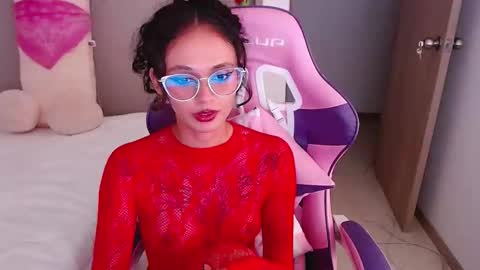 Snapshot of bluee_v chatting on 06-10-26, 01:39 Im Abril .. Nice to meet you thumb up me please its important INDEPENDENT MODEL online show from 06-10-26, 01:39