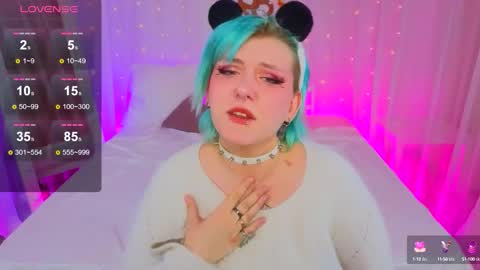 Snapshot of bluelunaray chatting on 09-19-25, 10:27 Hi my name is Lunaray online show from 09-19-25, 10:27