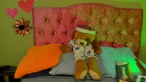 Snapshot of blueviolette chatting on 11-02-25, 06:43 Violette 3 online show from 11-02-25, 06:43