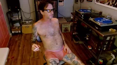 Snapshot of bnczuperzexy chatting on 09-12-25, 04:23 ZuperZexyZounds online show from 09-12-25, 04:23