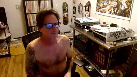 Snapshot of bnczuperzexy chatting on 10-23-25, 01:49 ZuperZexyZounds online show from 10-23-25, 01:49