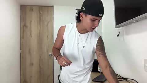 Snapshot of bob_pettersonn chatting on 09-11-25, 02:00 Bob INDEPENDENT MODEL online show from 09-11-25, 02:00