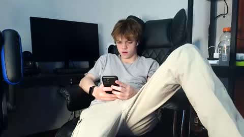 Snapshot of bobby72738 chatting on 11-23-25, 02:44 bobby72738 online show from 11-23-25, 02:44