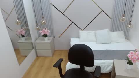 Paris online show from 02-13-25, 04:54