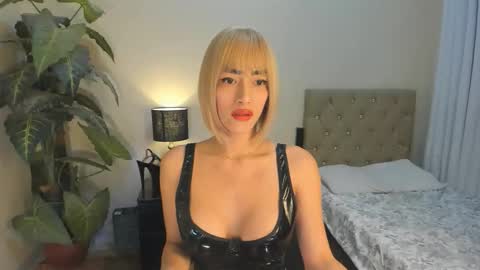 bombshelllaurax online show from 12-20-25, 02:24