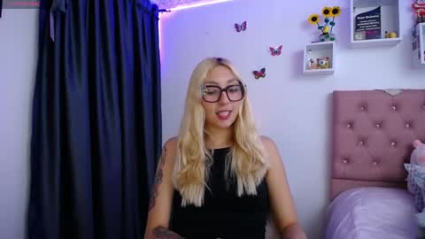 Snapshot of bonny_clyde_xx_ chatting on 05-12-26, 04:42 Soffy Brooks Independent model online show from 05-12-26, 04:42