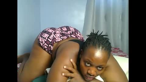 Snapshot of booty_panther chatting on 11-28-25, 09:01 sandrah online show from 11-28-25, 09:01