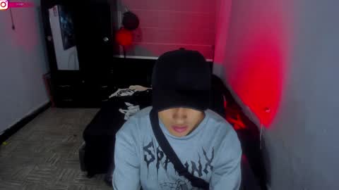 Snapshot of boylatin_777 chatting on 02-04-25, 03:44 miguel  online show from 02-04-25, 03:44