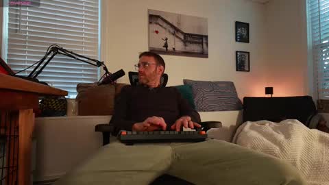 Snapshot of bradbronton chatting on 02-10-25, 08:42 BradBronton online show from 02-10-25, 08:42