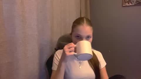 Snapshot of brandamatteson chatting on 10-22-25, 12:27 Alice online show from 10-22-25, 12:27