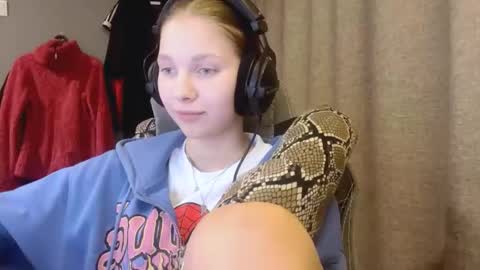 Snapshot of brandamatteson chatting on 11-04-25, 04:28 Alice online show from 11-04-25, 04:28