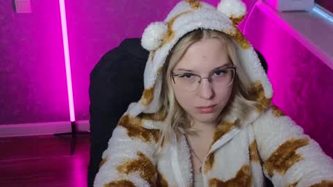 Snapshot of brandy__stars chatting on 01-04-25, 06:19 Belle online show from 01-04-25, 06:19