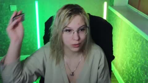 Snapshot of brandy__stars chatting on 01-11-25, 02:30 Belle online show from 01-11-25, 02:30