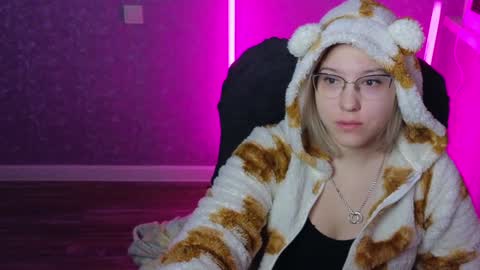 Snapshot of brandy__stars chatting on 01-30-25, 01:00 Belle online show from 01-30-25, 01:00