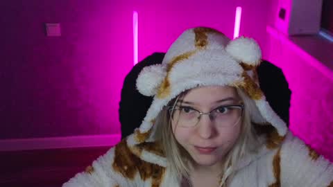 Snapshot of brandy__stars chatting on 02-06-25, 02:00 Belle online show from 02-06-25, 02:00