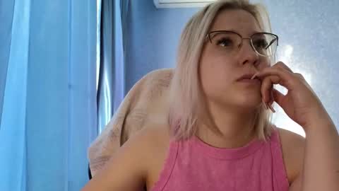 Snapshot of brandy__stars chatting on 09-12-25, 02:33 Belle online show from 09-12-25, 02:33