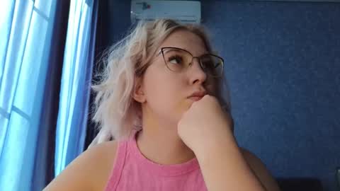 Snapshot of brandy__stars chatting on 09-19-25, 05:42 Belle online show from 09-19-25, 05:42