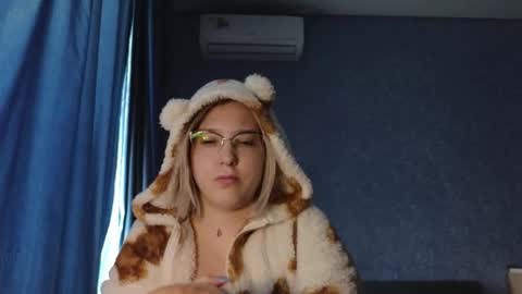 Snapshot of brandy__stars chatting on 10-06-25, 07:39 Belle online show from 10-06-25, 07:39