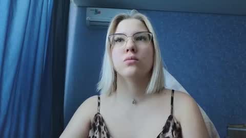 Snapshot of brandy__stars chatting on 11-16-25, 05:13 Belle online show from 11-16-25, 05:13