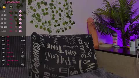 Snapshot of bravomaestro chatting on 11-27-25, 06:54 Johny Bravo online show from 11-27-25, 06:54