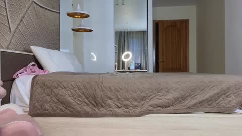 Snapshot of brightrays__ chatting on 03-08-25, 11:27 Amina Adelina online show from 03-08-25, 11:27