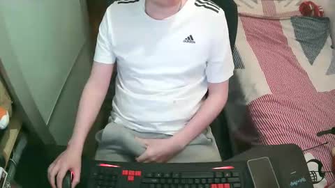 Snapshot of britishtom93 chatting on 04-05-26, 11:46 British Tom online show from 04-05-26, 11:46