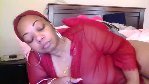 Snapshot of brownroundrenee chatting on 05-29-26, 11:19 brownroundrenee online show from 05-29-26, 11:19