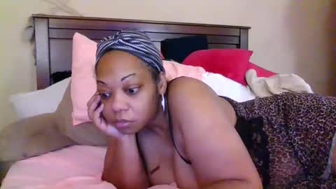 Snapshot of brownroundrenee chatting on 06-09-26, 10:27 brownroundrenee online show from 06-09-26, 10:27