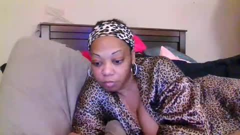 Snapshot of brownroundrenee chatting on 06-11-26, 10:35 brownroundrenee online show from 06-11-26, 10:35