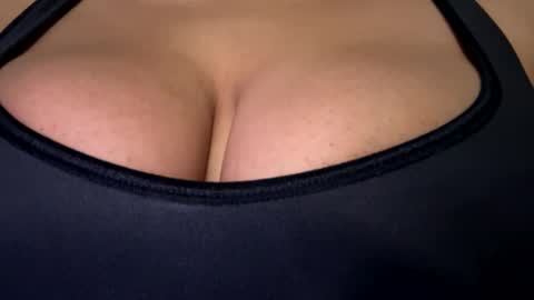 Snapshot of brownsugar0910 chatting on 03-05-25, 01:39 EtherealLilac online show from 03-05-25, 01:39