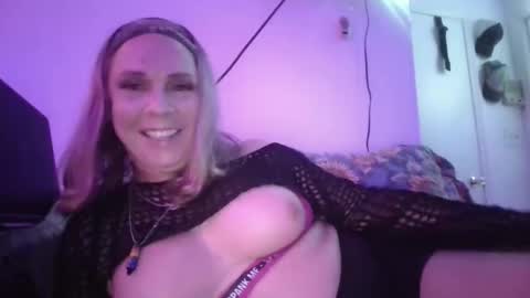 Snapshot of brusedknees4u chatting on 12-15-25, 06:28 Summer Cumins online show from 12-15-25, 06:28