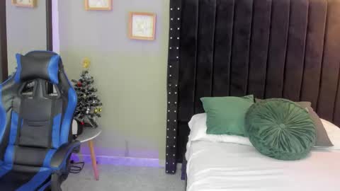 Snapshot of bryan_robayo5 chatting on 12-14-25, 11:15 Bryan online show from 12-14-25, 11:15