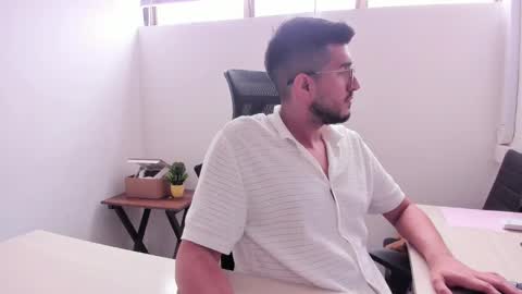 Snapshot of bryperez chatting on 03-02-25, 04:32 bry online show from 03-02-25, 04:32