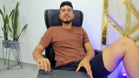 Snapshot of bryperez chatting on 03-09-25, 05:00 bry online show from 03-09-25, 05:00