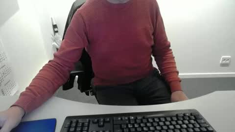 Snapshot of buggemann chatting on 11-17-25, 04:07 buggemann online show from 11-17-25, 04:07