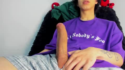 Snapshot of bumblubee chatting on 01-28-25, 02:21 Tonny online show from 01-28-25, 02:21