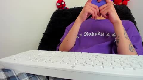 Snapshot of bumblubee chatting on 02-19-25, 06:10 Tonny online show from 02-19-25, 06:10