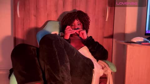 Snapshot of bunny_secrets chatting on 10-27-25, 02:32 Isa online show from 10-27-25, 02:32