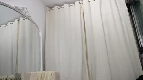 Snapshot of bunnyblondy chatting on 10-16-25, 08:37 Anaiz   online show from 10-16-25, 08:37