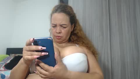 Snapshot of bustyamanda_ chatting on 03-04-25, 05:03 Amanda  online show from 03-04-25, 05:03