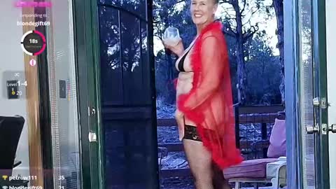 Snapshot of bwoodsbabe chatting on 02-05-26, 01:10 Bee and John online show from 02-05-26, 01:10