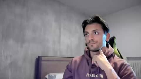 Snapshot of calciatore94 chatting on 10-17-25, 12:52 Marco online show from 10-17-25, 12:52