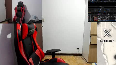 Snapshot of calihotcaliente27 chatting on 11-11-25, 10:04 calihotcaliente27 online show from 11-11-25, 10:04