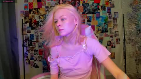 Snapshot of callista_a chatting on 10-27-25, 11:03 Robin online show from 10-27-25, 11:03