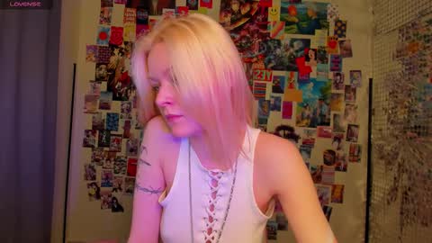 Snapshot of callista_a chatting on 11-06-25, 11:22 Robin online show from 11-06-25, 11:22