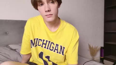 Snapshot of callmenineoneseven chatting on 10-30-25, 05:57 Nick online show from 10-30-25, 05:57